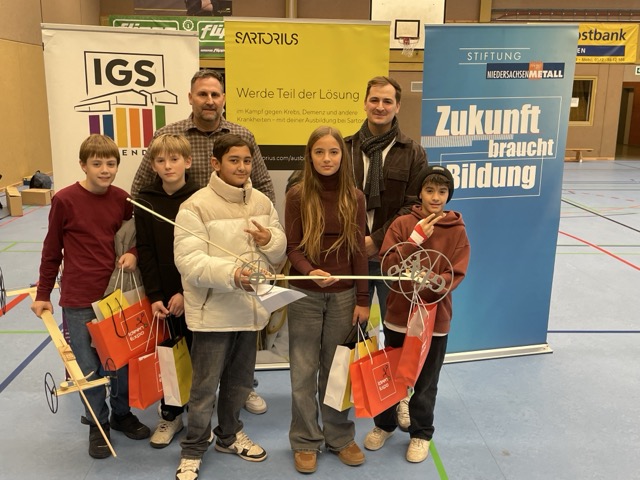 Herr Eiland und Herr Lüdecke mit den Gewinnern